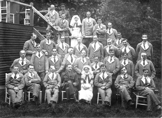 Faces from the Front : les visages réparés de soldats de la première guerre mondiale Faces from the Front les visages repares de soldats de la premiere guerre mondiale 10 Harold Gillies Aldershot patients chirurgie reconstructrice WW1