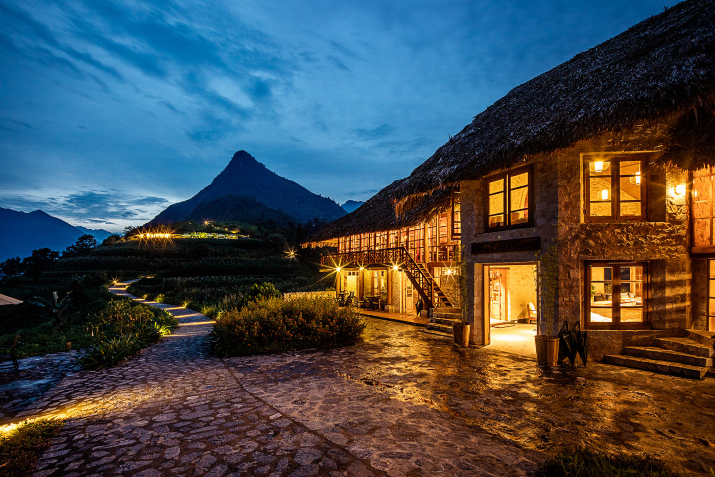 La somptueuse piscine à débordement du Topas Ecolodge semble faire baigner dans les nuages La somptueuse piscine a debordement du Topas Ecolodge semble faire baigner dans les nuages 7 La-somptueuse-piscine-a-debordement-du-Topas-Ecolodge-semble-faire-baigner-dans-les-nuages-7