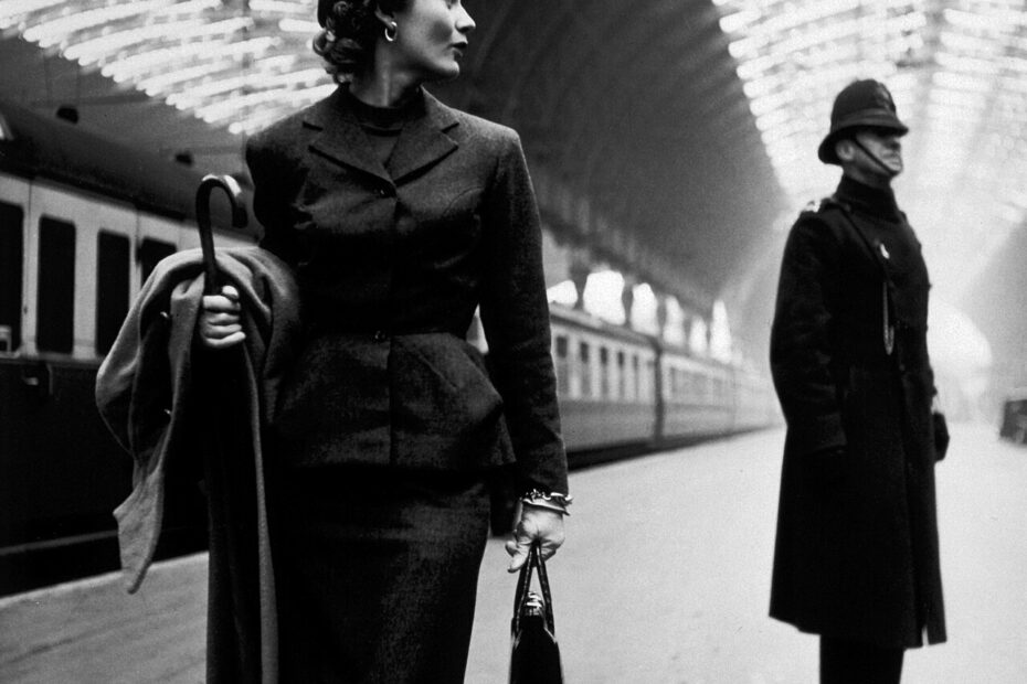 Lisa Fonssagrives, considérée comme le premier top model de l’histoire Lisa Fonssagrives premier top modele de mode mannequin annees 30 40 50 4 Lisa Fonssagrives à la gare de Paddington à Londres en 1951