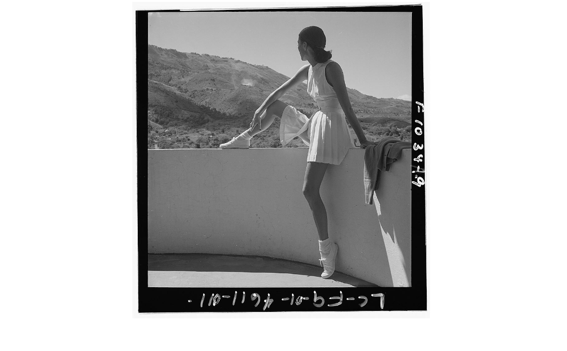 Mannequin de mode photographié par Toni Frissell en tenue de tennis en 1947 Mannequin de mode photographié par Toni Frissell en tenue de tennis en 1947