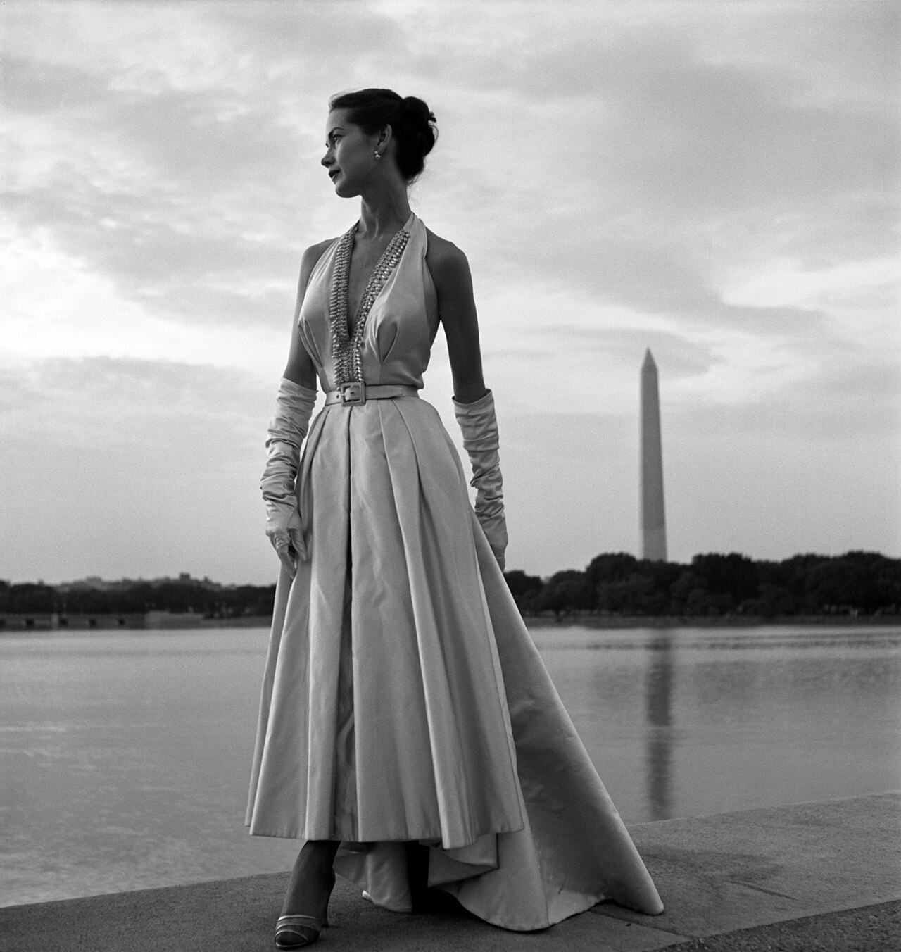 Mannequin de mode photographié par Toni Frissell à Washington en 1949 Mannequin de mode photographié par Toni Frissell à Washington en 1949