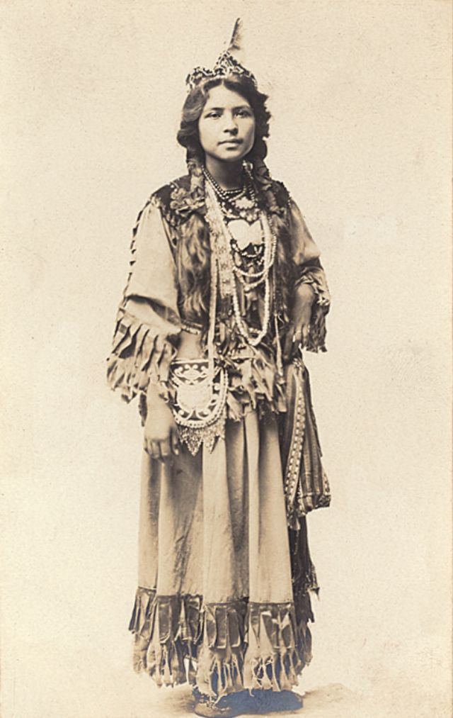 Des portraits de Ah-Weh-Eyu (Goldie Jamison Conklin), beauté indienne Sénéca Des portraits de Ah Weh Eyu Goldie Jamison Conklin beaute indienne Seneca iroquois jolie fleur 11 Des-portraits-de-Ah-Weh-Eyu-Goldie-Jamison-Conklin-beaute-indienne-Seneca-iroquois-jolie-fleur-11