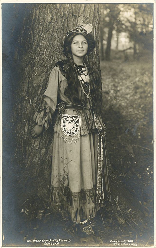 Des portraits de Ah-Weh-Eyu (Goldie Jamison Conklin), beauté indienne Sénéca Des portraits de Ah Weh Eyu Goldie Jamison Conklin beaute indienne Seneca iroquois jolie fleur 2 Des-portraits-de-Ah-Weh-Eyu-Goldie-Jamison-Conklin-beaute-indienne-Seneca-iroquois-jolie-fleur-2