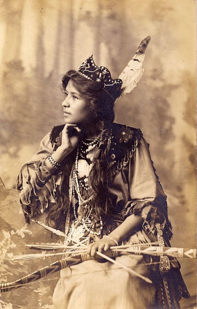 Des portraits de Ah-Weh-Eyu (Goldie Jamison Conklin), beauté indienne Sénéca Des portraits de Ah Weh Eyu Goldie Jamison Conklin beaute indienne Seneca iroquois jolie fleur 3 Des-portraits-de-Ah-Weh-Eyu-Goldie-Jamison-Conklin-beaute-indienne-Seneca-iroquois-jolie-fleur-3