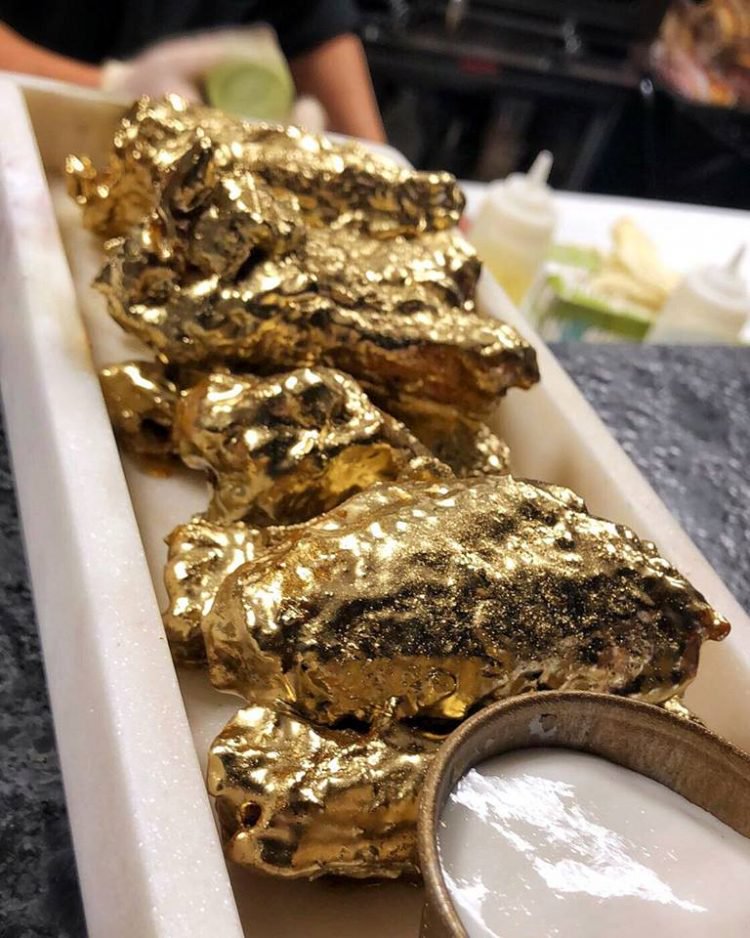 FOODGŌD 24k Gold Buffalo Wings - des ailes de poulets dorées à l'or comestible FOODGOD 24k Gold Buffalo Wings des ailes de poulets dorees a l or comestible 2 FOODGOD-24k-Gold-Buffalo-Wings-des-ailes-de-poulets-dorees-a-l-or-comestible-2