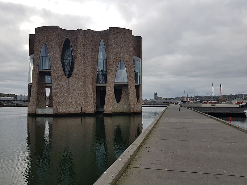 Fjordenhus, un batiment uniquement accessible par une passerelle par Olafur Eliasson Fjordenhus un batiment uniquement accessible par une passerelle par Olafur Eliasson 2 Fjordenhus-un-batiment-uniquement-accessible-par-une-passerelle-par-Olafur-Eliasson-2
