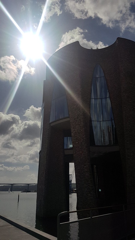 Fjordenhus, un batiment uniquement accessible par une passerelle par Olafur Eliasson Fjordenhus un batiment uniquement accessible par une passerelle par Olafur Eliasson 5 Fjordenhus-un-batiment-uniquement-accessible-par-une-passerelle-par-Olafur-Eliasson-5