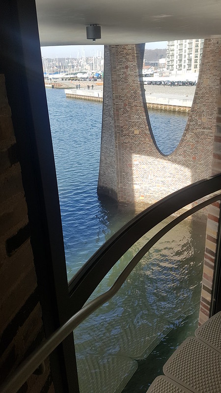 Fjordenhus, un batiment uniquement accessible par une passerelle par Olafur Eliasson Fjordenhus un batiment uniquement accessible par une passerelle par Olafur Eliasson 6 Fjordenhus-un-batiment-uniquement-accessible-par-une-passerelle-par-Olafur-Eliasson-6