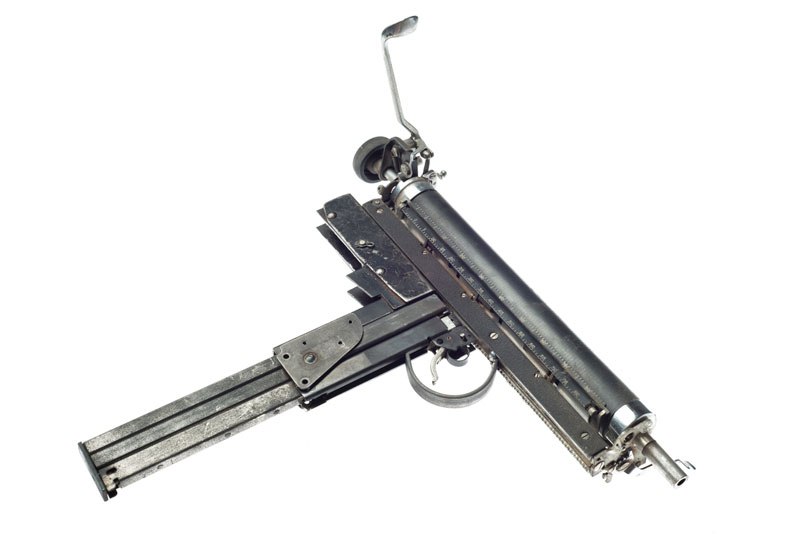 Mightier Than: des machines à écrire en armes par Ravi Zupa Mightier Than des machines a ecrire en armes par Ravi Zupa 11 Mightier-Than-des-machines-a-ecrire-en-armes-par-Ravi-Zupa-11