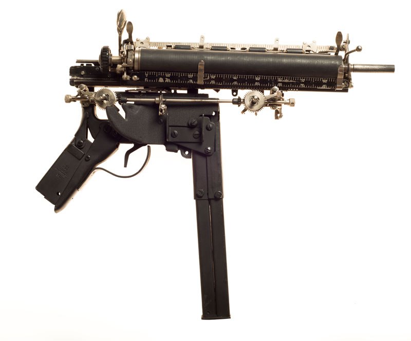 Mightier Than: des machines à écrire en armes par Ravi Zupa Mightier Than des machines a ecrire en armes par Ravi Zupa 12 Mightier-Than-des-machines-a-ecrire-en-armes-par-Ravi-Zupa-12