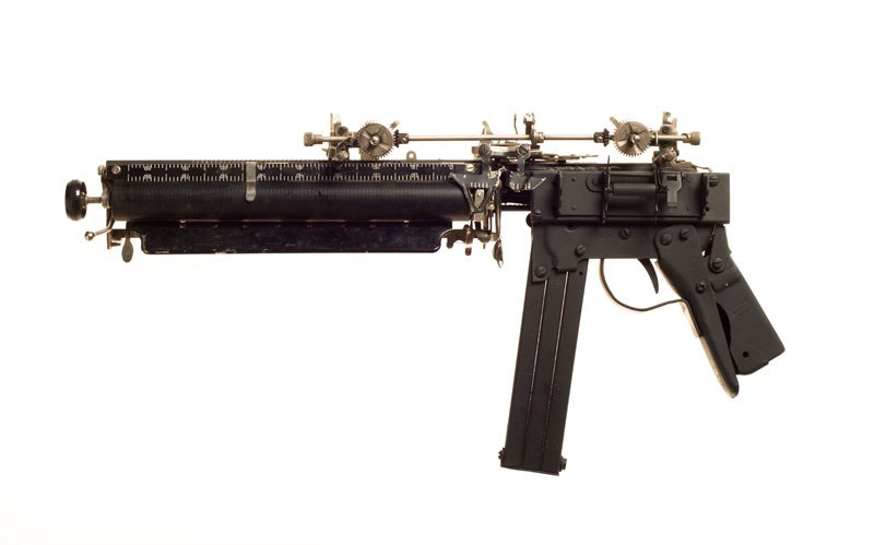 Mightier Than: des machines à écrire en armes par Ravi Zupa Mightier Than des machines a ecrire en armes par Ravi Zupa 2 Mightier-Than-des-machines-a-ecrire-en-armes-par-Ravi-Zupa-2