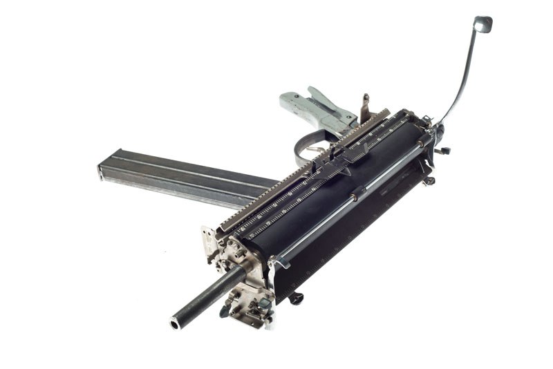 Mightier Than: des machines à écrire en armes par Ravi Zupa Mightier Than des machines a ecrire en armes par Ravi Zupa 8 Mightier-Than-des-machines-a-ecrire-en-armes-par-Ravi-Zupa-8