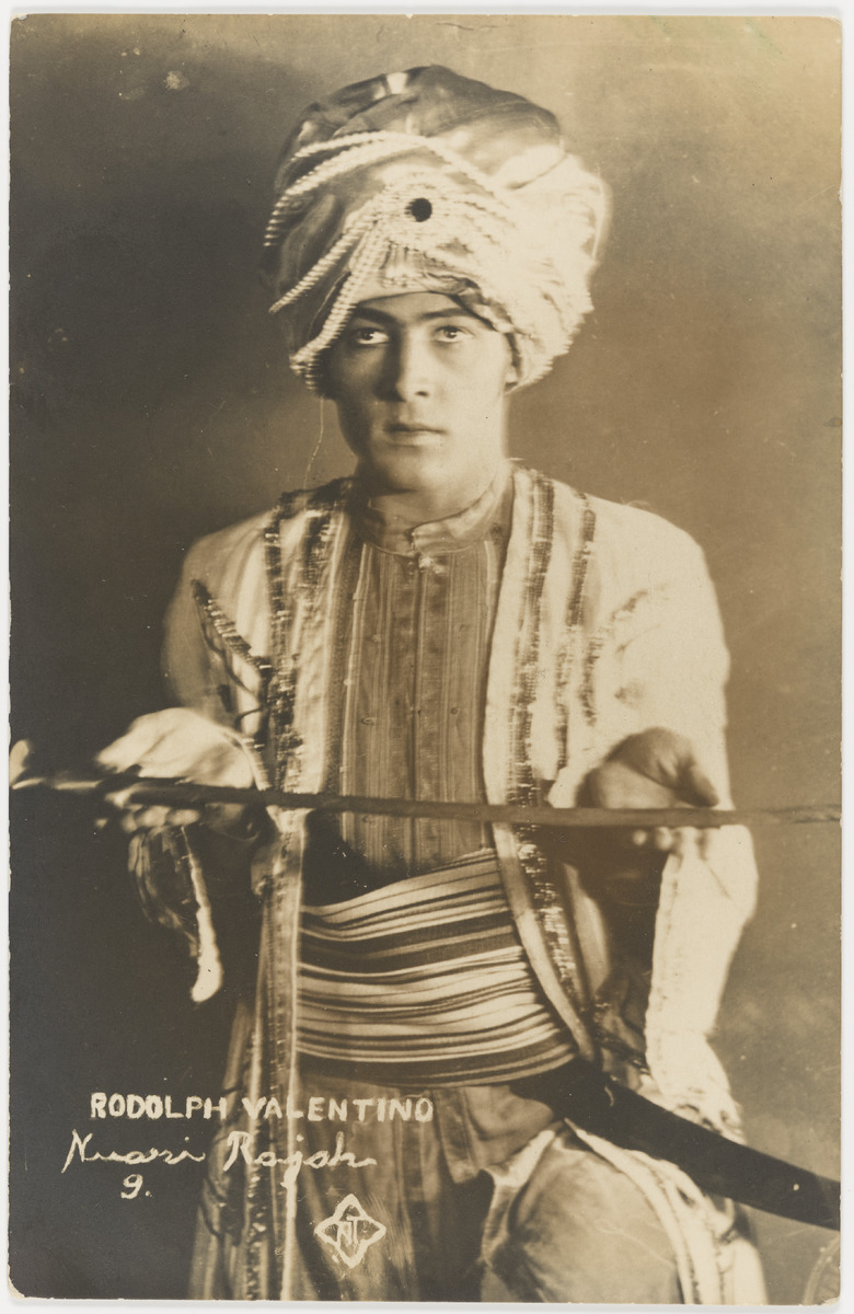 Rudolph Valentino, sex symbol des années 1920 Rudolph Valentino sex symbol des annees 1920 15 Rudolph-Valentino-sex-symbol-des-annees-1920-15