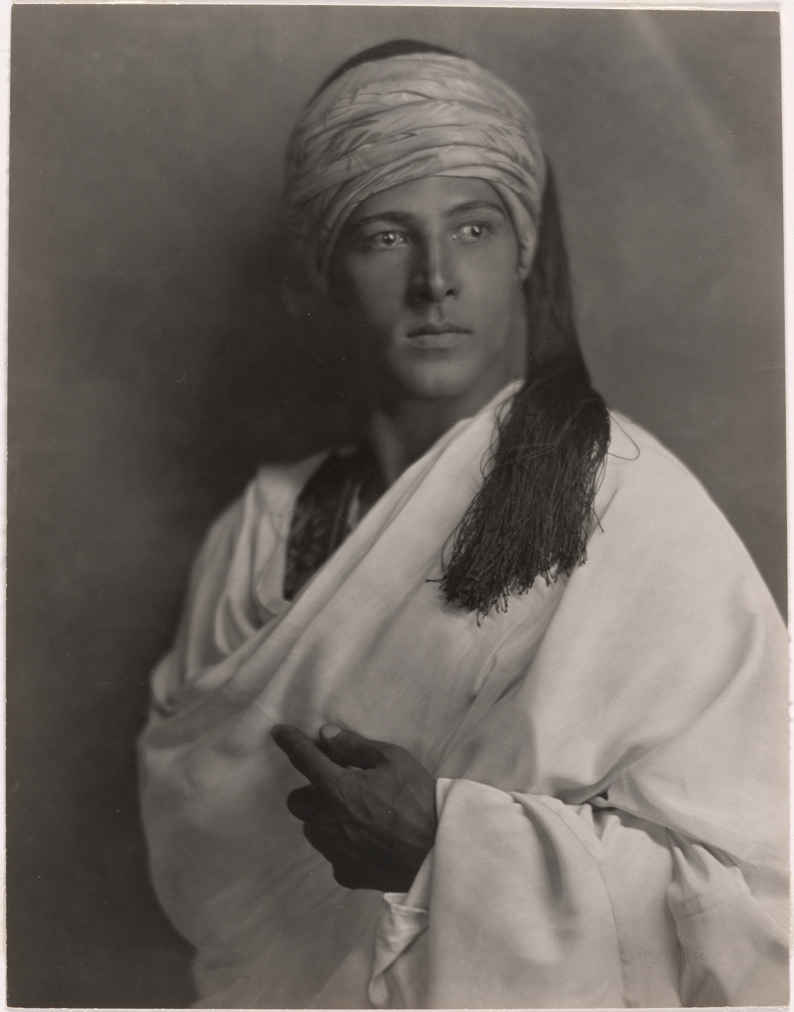 Rudolph Valentino, sex symbol des années 1920 Rudolph Valentino sex symbol des annees 1920 16 NPG.95.81