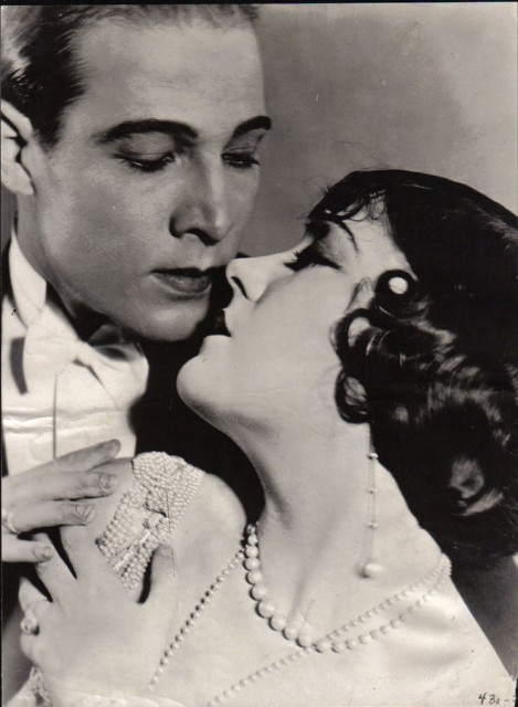 Rudolph Valentino, sex symbol des années 1920 Rudolph Valentino sex symbol des annees 1920 18 Rudolph-Valentino-sex-symbol-des-annees-1920-18