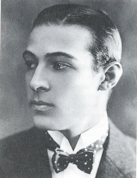 Rudolph Valentino, sex symbol des années 1920 Rudolph Valentino sex symbol des annees 1920 9 Rudolph-Valentino-sex-symbol-des-annees-1920-9