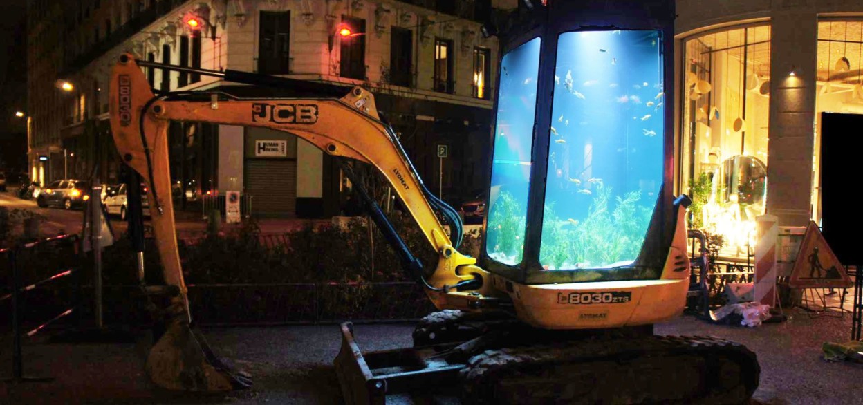 de vieilles voitures en piscine et autres fours à pizzas par Benedetto Bufalino de vieilles voitures en piscine et autres fours a pizzas par Benedetto Bufalino 3 pelleteuse aquarium de-vieilles-voitures-en-piscine-et-autres-fours-a-pizzas-par-Benedetto-Bufalino-3-pelleteuse-aquarium