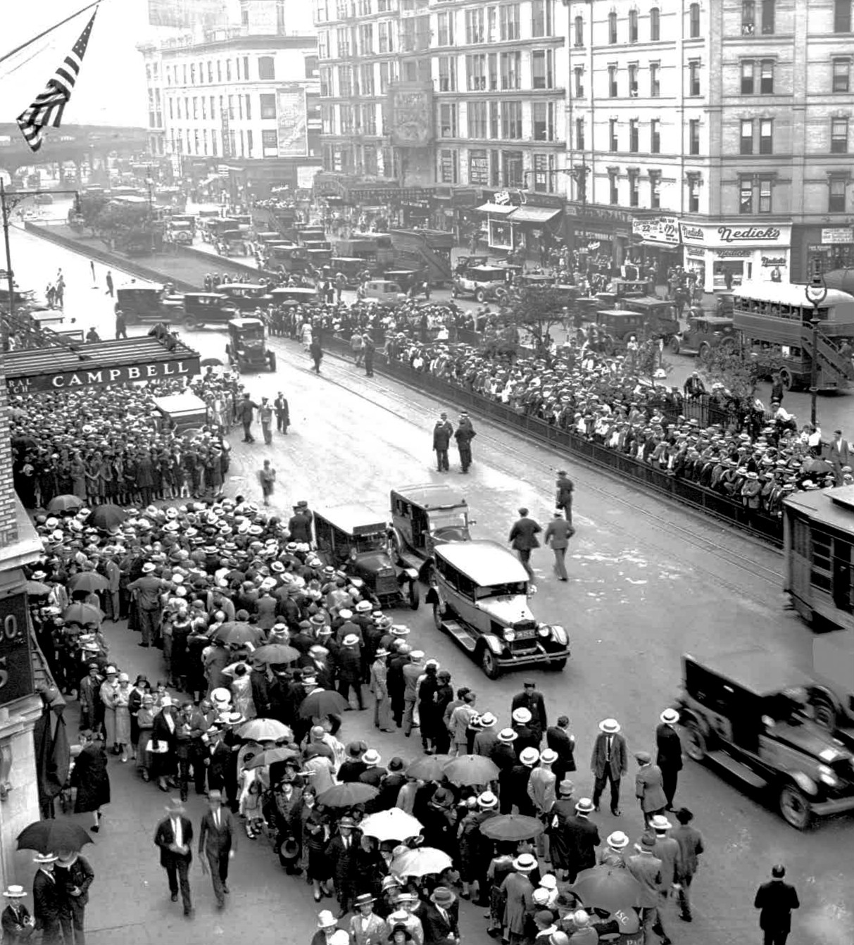 Foule rassemblée à New York pour les funérailles de Rudolph Valentino en 1926 Foule rassemblée à New York pour les funérailles de Rudolph Valentino en 1926