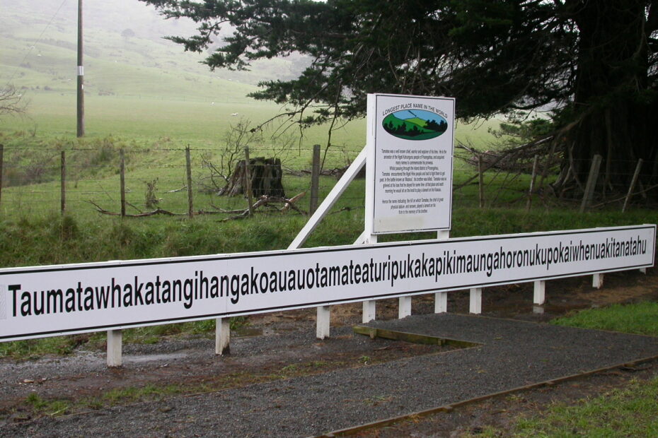 La colline au nom le plus long du monde panneau de la colline au nom le plus long du monde Panneau de la colline au nom le plus long du monde, Taumata, avec son très long nom māori en Nouvelle-Zélande