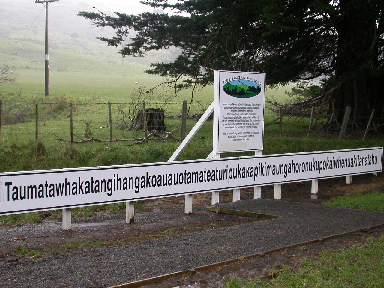Panneau de la colline au nom le plus long du monde, Taumata, avec son très long nom māori en Nouvelle-Zélande Panneau de la colline au nom le plus long du monde, Taumata, avec son très long nom māori en Nouvelle-Zélande