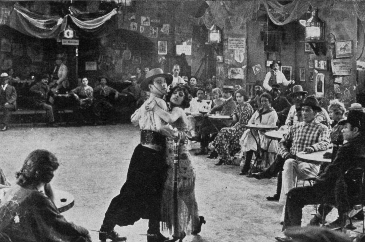 Rudolph Valentino dansant le tango dans Les Quatre Cavaliers de l’Apocalypse en 1921 Rudolph Valentino dansant le tango dans Les Quatre Cavaliers de l’Apocalypse en 1921