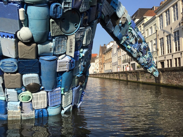 Une sculpture de baleine en vieux plastiques dans un canal de Bruges une sculpture de baleine en vieux plastiques dans un canal de Bruges 6 une-sculpture-de-baleine-en-vieux-plastiques-dans-un-canal-de-Bruges-6