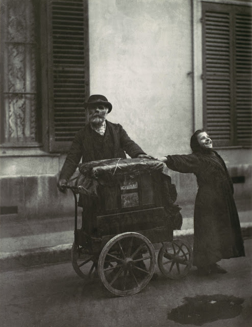 19 clichés de Paris fin du XIX et début du XXeme siècle par Eugène Atget 19 cliches de Paris fin du XIX et debut du XXeme siecle par Eugene Atget 1 musiciens de rue 19-cliches-de-Paris-fin-du-XIX-et-debut-du-XXeme-siecle-par-Eugene-Atget-1-musiciens-de-rue