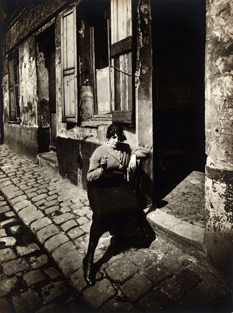 19 clichés de Paris fin du XIX et début du XXeme siècle par Eugène Atget 19 cliches de Paris fin du XIX et debut du XXeme siecle par Eugene Atget 12 prostituee villette 19-cliches-de-Paris-fin-du-XIX-et-debut-du-XXeme-siecle-par-Eugene-Atget-12-prostituee-villette