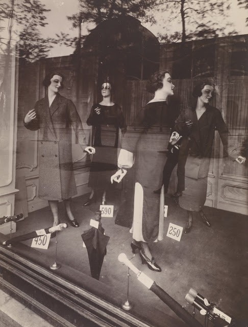 19 clichés de Paris fin du XIX et début du XXeme siècle par Eugène Atget 19 cliches de Paris fin du XIX et debut du XXeme siecle par Eugene Atget vitrine 19-cliches-de-Paris-fin-du-XIX-et-debut-du-XXeme-siecle-par-Eugene-Atget-vitrine