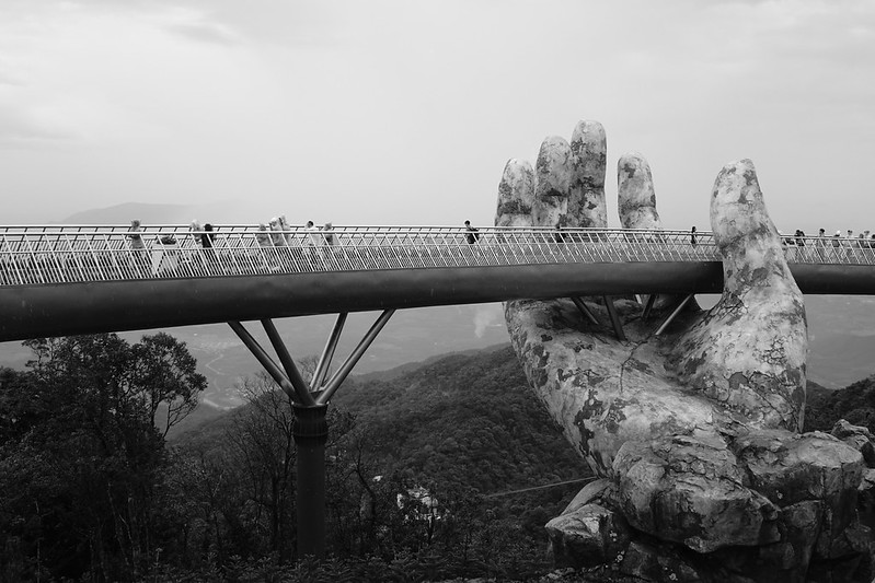 Le Golden Bridge du mont Ba Na, un pont tenu par des mains géantes Le Golden Bridge du mont Ba Na un pont tenu par des mains geantes 3 Le-Golden-Bridge-du-mont-Ba-Na-un-pont-tenu-par-des-mains-geantes-3