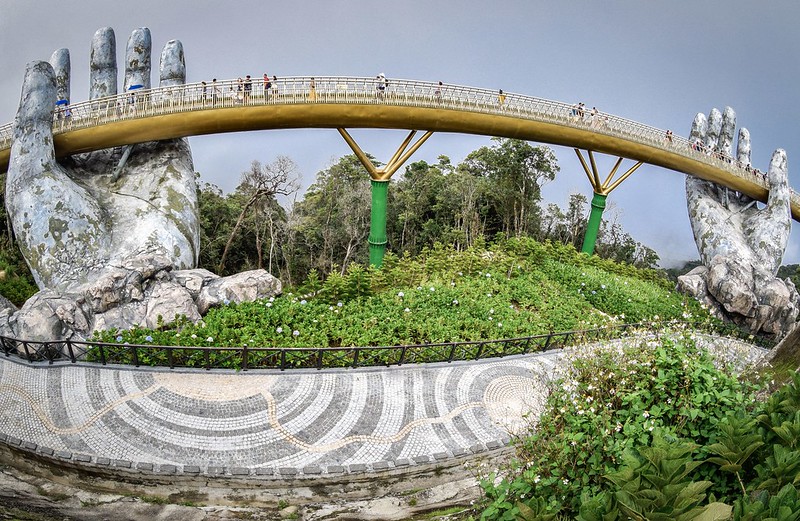 Le Golden Bridge du mont Ba Na, un pont tenu par des mains géantes Le Golden Bridge du mont Ba Na un pont tenu par des mains geantes 4 Le-Golden-Bridge-du-mont-Ba-Na-un-pont-tenu-par-des-mains-geantes-4