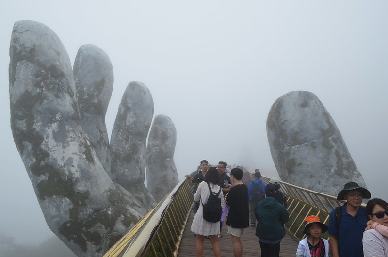Le Golden Bridge du mont Ba Na, un pont tenu par des mains géantes Le Golden Bridge du mont Ba Na un pont tenu par des mains geantes 5 Le-Golden-Bridge-du-mont-Ba-Na-un-pont-tenu-par-des-mains-geantes-5