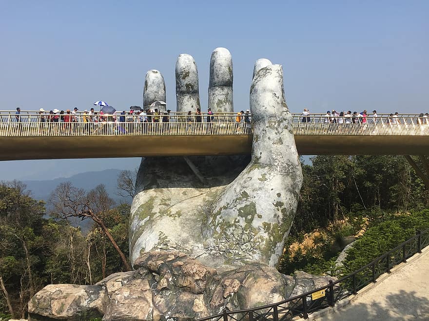 Le Golden Bridge du mont Ba Na, un pont tenu par des mains géantes Le Golden Bridge du mont Ba Na un pont tenu par des mains geantes 7 Le-Golden-Bridge-du-mont-Ba-Na-un-pont-tenu-par-des-mains-geantes-7