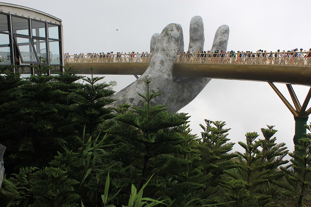 Le Golden Bridge du mont Ba Na, un pont tenu par des mains géantes Le Golden Bridge du mont Ba Na un pont tenu par des mains geantes 8 Le-Golden-Bridge-du-mont-Ba-Na-un-pont-tenu-par-des-mains-geantes-8
