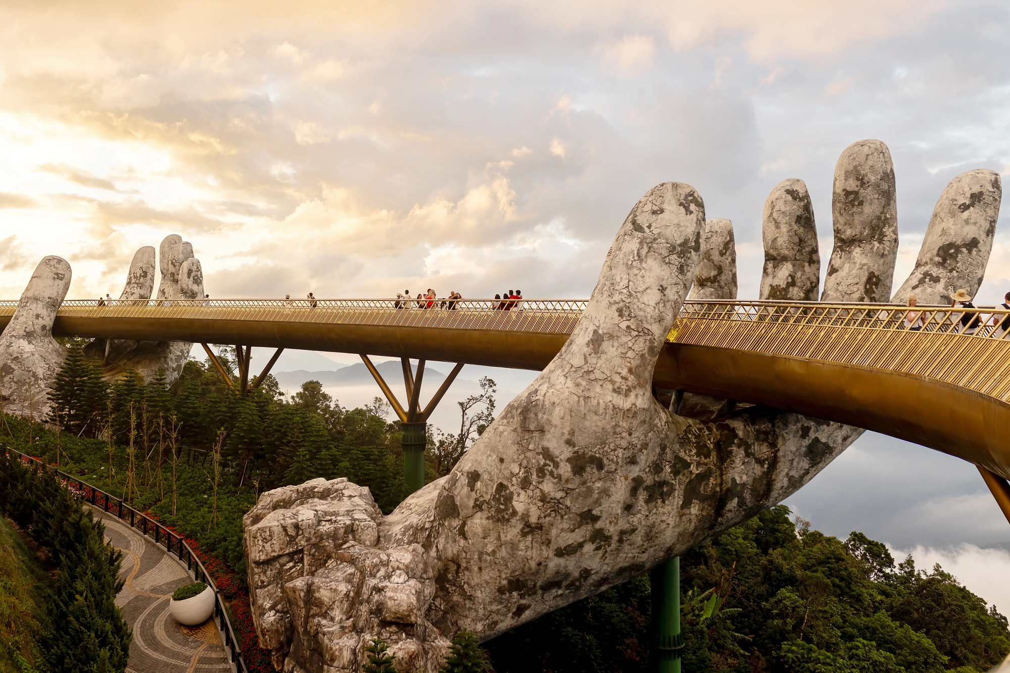 Le Golden Bridge du mont Ba Na un pont tenu par des mains geantes vietnam 1 Le Golden Bridge du mont Ba Na un pont tenu par des mains geantes vietnam 1