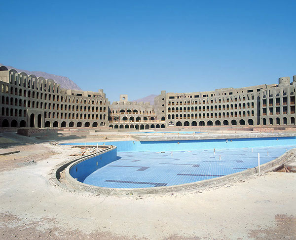 Les hôtels abandonnés du Sinaï par Stephanie Zoche et Sabine Haubitz Les hotels abandonnes du Sinai par Stephanie Zoche et Sabine Haubitz 5 Les-hotels-abandonnes-du-Sinai-par-Stephanie-Zoche-et-Sabine-Haubitz-5