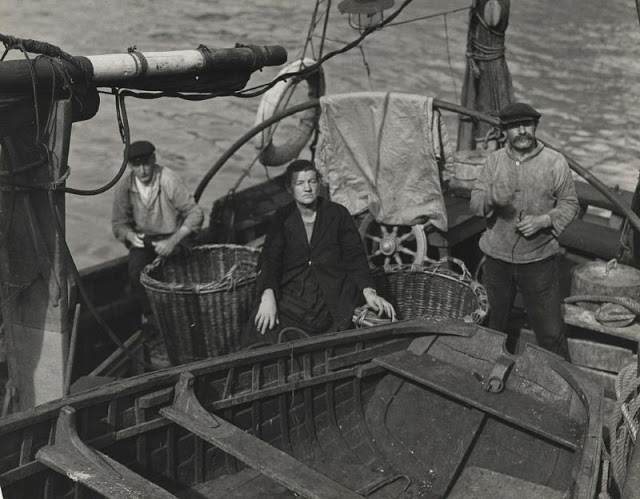 des images d'époque de la vie en France dans les années 30 par Fay Sturtevant Lincoln des images d epoque de la vie en France dans les annees 30 par Fay Sturtevant Lincoln 11 pecheurs des-images-d-epoque-de-la-vie-en-France-dans-les-annees-30-par-Fay-Sturtevant-Lincoln-11-pecheurs