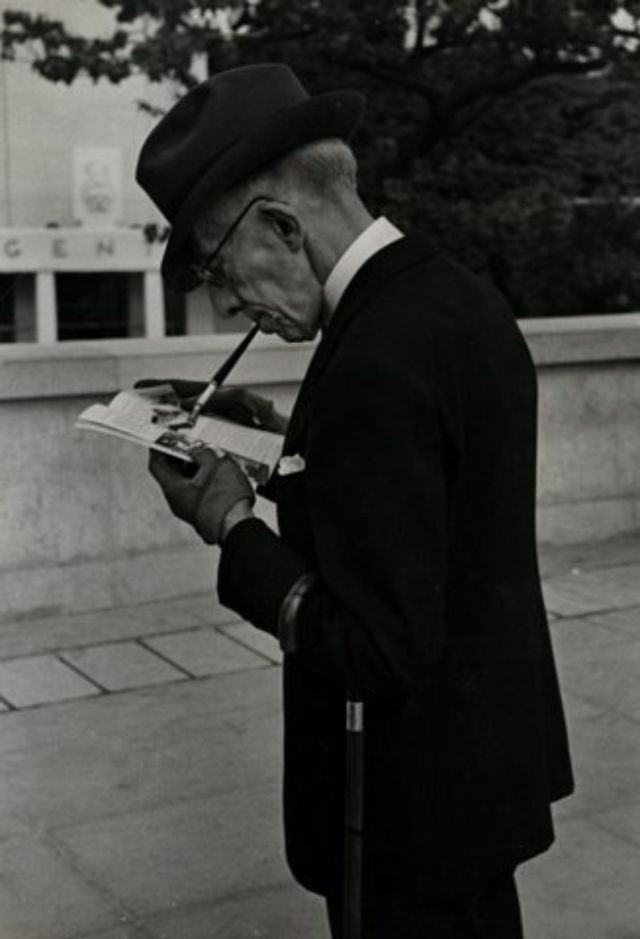 des images d'époque de la vie en France dans les années 30 par Fay Sturtevant Lincoln des images d epoque de la vie en France dans les annees 30 par Fay Sturtevant Lincoln 18 homme des-images-d-epoque-de-la-vie-en-France-dans-les-annees-30-par-Fay-Sturtevant-Lincoln-18-homme