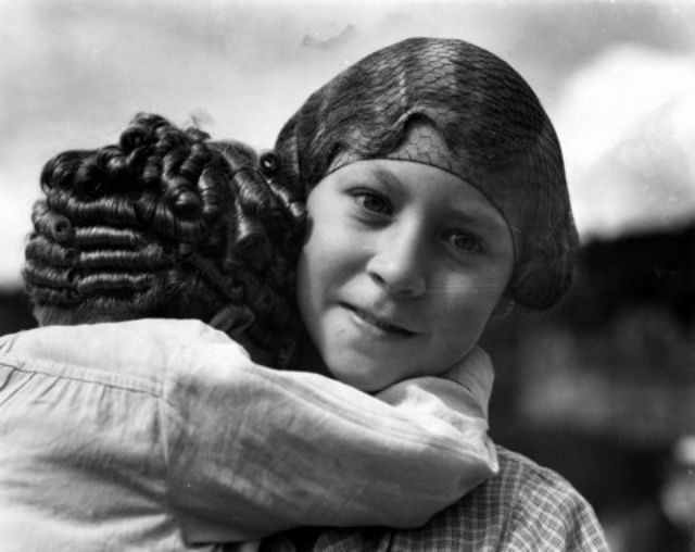 des images d'époque de la vie en France dans les années 30 par Fay Sturtevant Lincoln des images d epoque de la vie en France dans les annees 30 par Fay Sturtevant Lincoln 3 filles des-images-d-epoque-de-la-vie-en-France-dans-les-annees-30-par-Fay-Sturtevant-Lincoln-3-filles