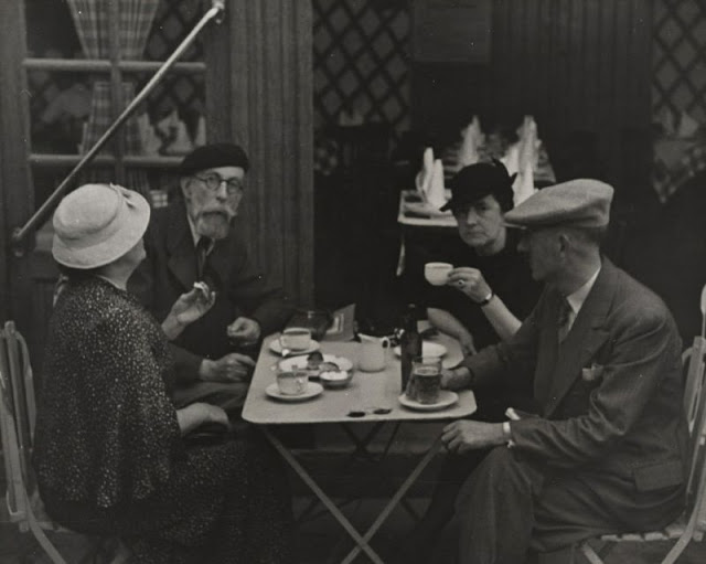 des images d'époque de la vie en France dans les années 30 par Fay Sturtevant Lincoln des images d epoque de la vie en France dans les annees 30 par Fay Sturtevant Lincoln 8 cafe des-images-d-epoque-de-la-vie-en-France-dans-les-annees-30-par-Fay-Sturtevant-Lincoln-8-cafe