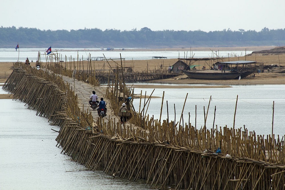 Le pont de bambous de Kampong Cham, un pont monté et démonté chaque année Le pont de bambous de Kampong Cham un pont monte et demonte chaque annee 3 Le-pont-de-bambous-de-Kampong-Cham-un-pont-monte-et-demonte-chaque-annee-3