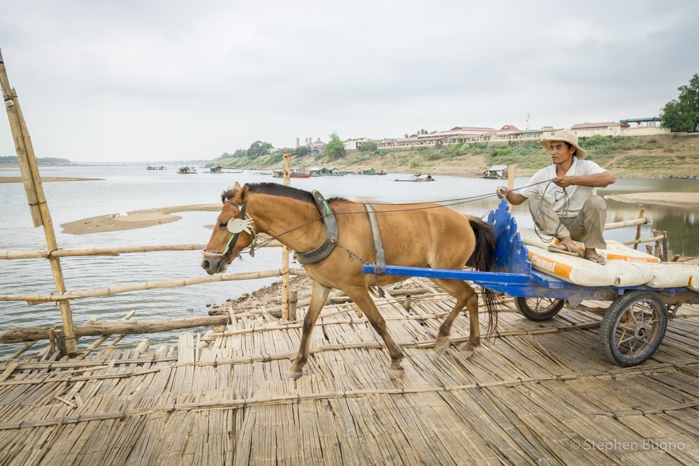 Le pont de bambous de Kampong Cham, un pont monté et démonté chaque année Le pont de bambous de Kampong Cham un pont monte et demonte chaque annee 6 Le-pont-de-bambous-de-Kampong-Cham-un-pont-monte-et-demonte-chaque-annee-6