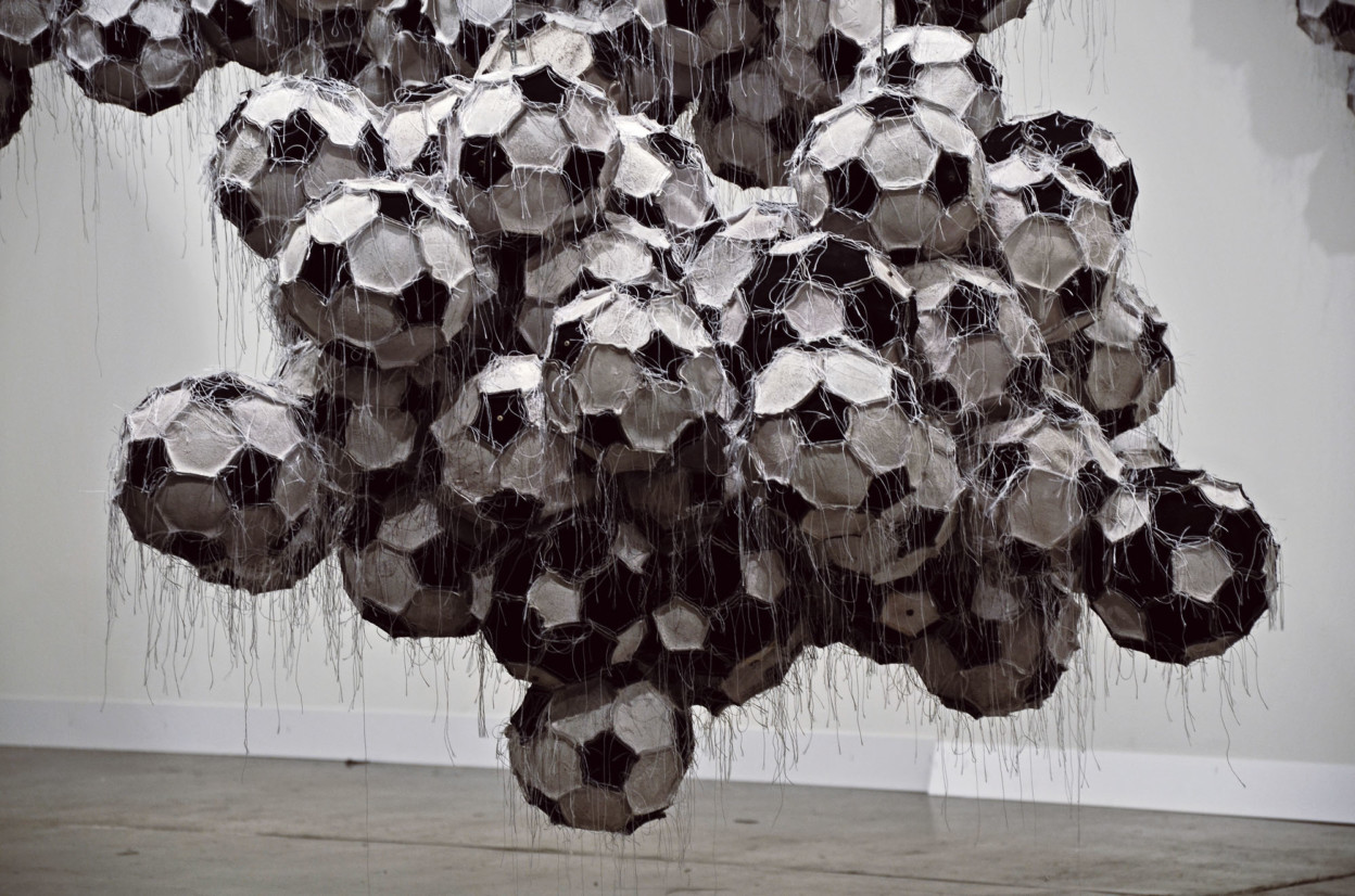 Les sculptures de skateboards et autres accessoires de sport de Darío Escobar Les sculptures de skateboards et autres accessoires de sport de Dario Escobar 13 Les-sculptures-de-skateboards-et-autres-accessoires-de-sport-de-Dario-Escobar-13