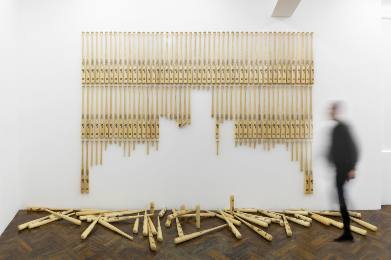 Les sculptures de skateboards et autres accessoires de sport de Darío Escobar Les sculptures de skateboards et autres accessoires de sport de Dario Escobar 15 Les-sculptures-de-skateboards-et-autres-accessoires-de-sport-de-Dario-Escobar-15