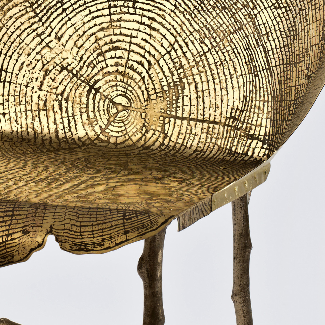 Stumps - des chaises et des tables de bronze imitant des souches par Sharon Sides Stumps des chaises et des tables de bronze laiton imitant des souches par Sharon Sides 4 Stumps-des-chaises-et-des-tables-de-bronze-laiton-imitant-des-souches-par-Sharon-Sides-4