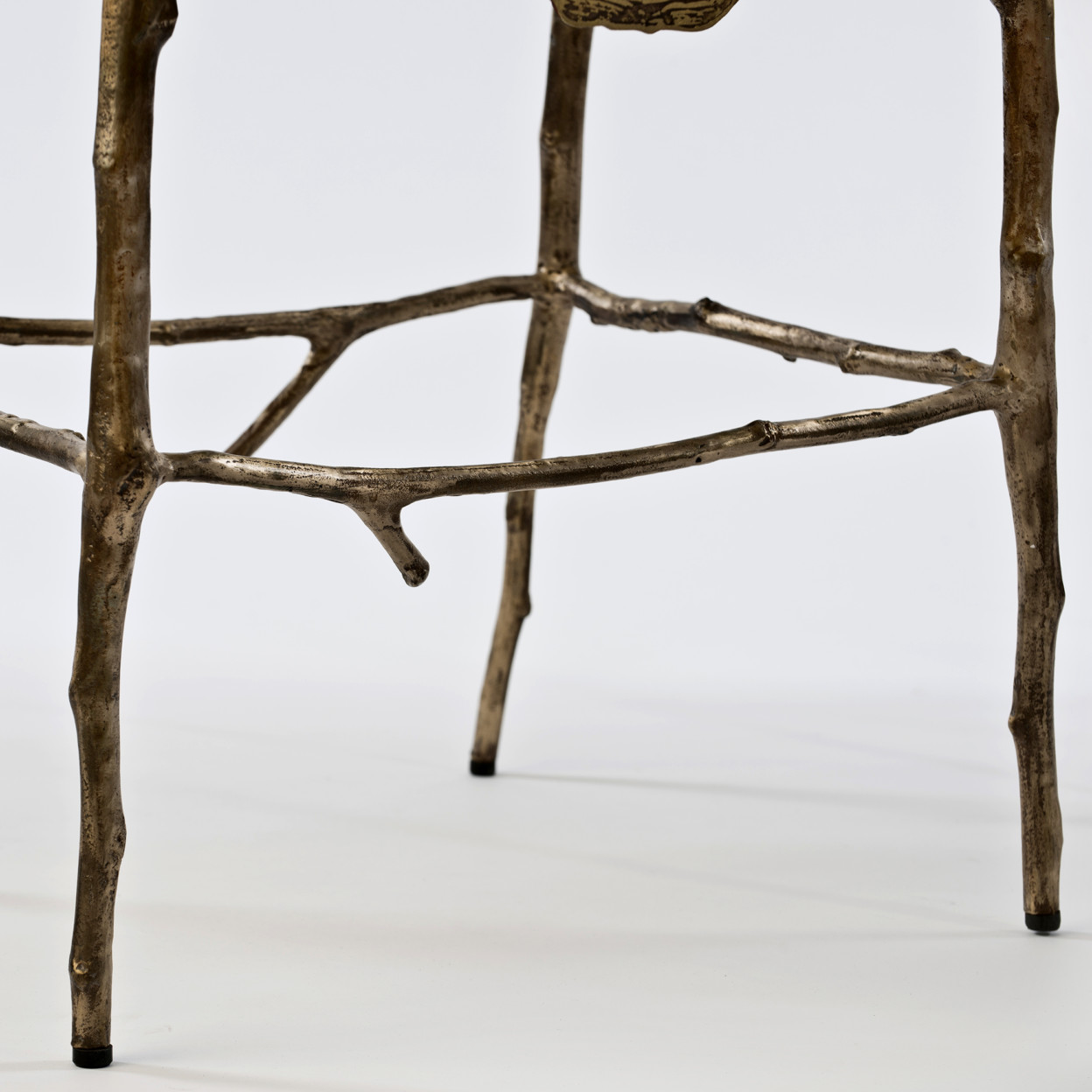 Stumps - des chaises et des tables de bronze imitant des souches par Sharon Sides Stumps des chaises et des tables de bronze laiton imitant des souches par Sharon Sides 5 Stumps-des-chaises-et-des-tables-de-bronze-laiton-imitant-des-souches-par-Sharon-Sides-5