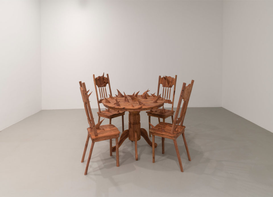 Border States - des sculptures de mobilier avec des pousses par Hugh Hayden Border States des sculptures de mobilier avec des pousses par Hugh Hayden 3 Border-States-des-sculptures-de-mobilier-avec-des-pousses-par-Hugh-Hayden-3