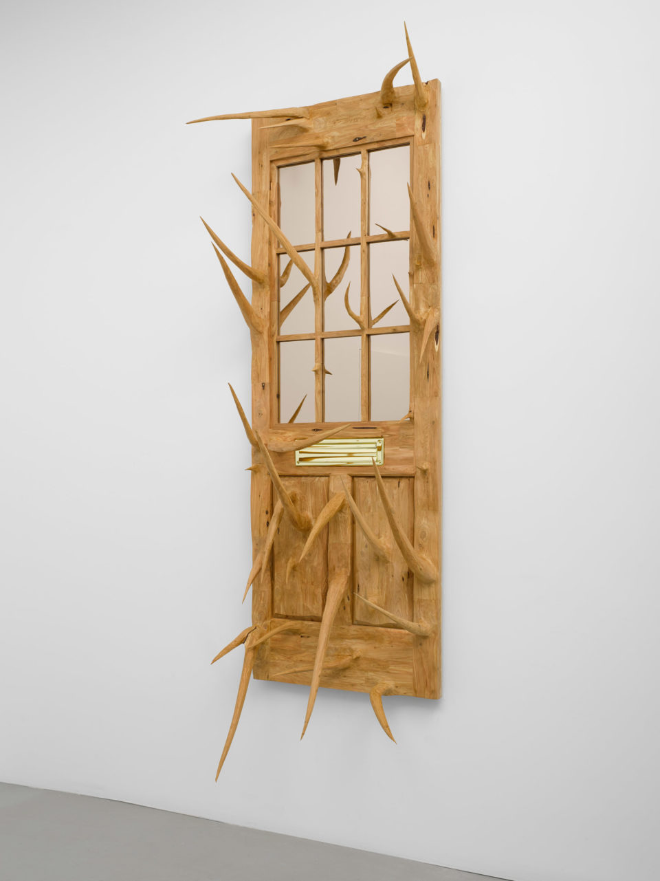 Border States - des sculptures de mobilier avec des pousses par Hugh Hayden Border States des sculptures de mobilier avec des pousses par Hugh Hayden 4 Border-States-des-sculptures-de-mobilier-avec-des-pousses-par-Hugh-Hayden-4