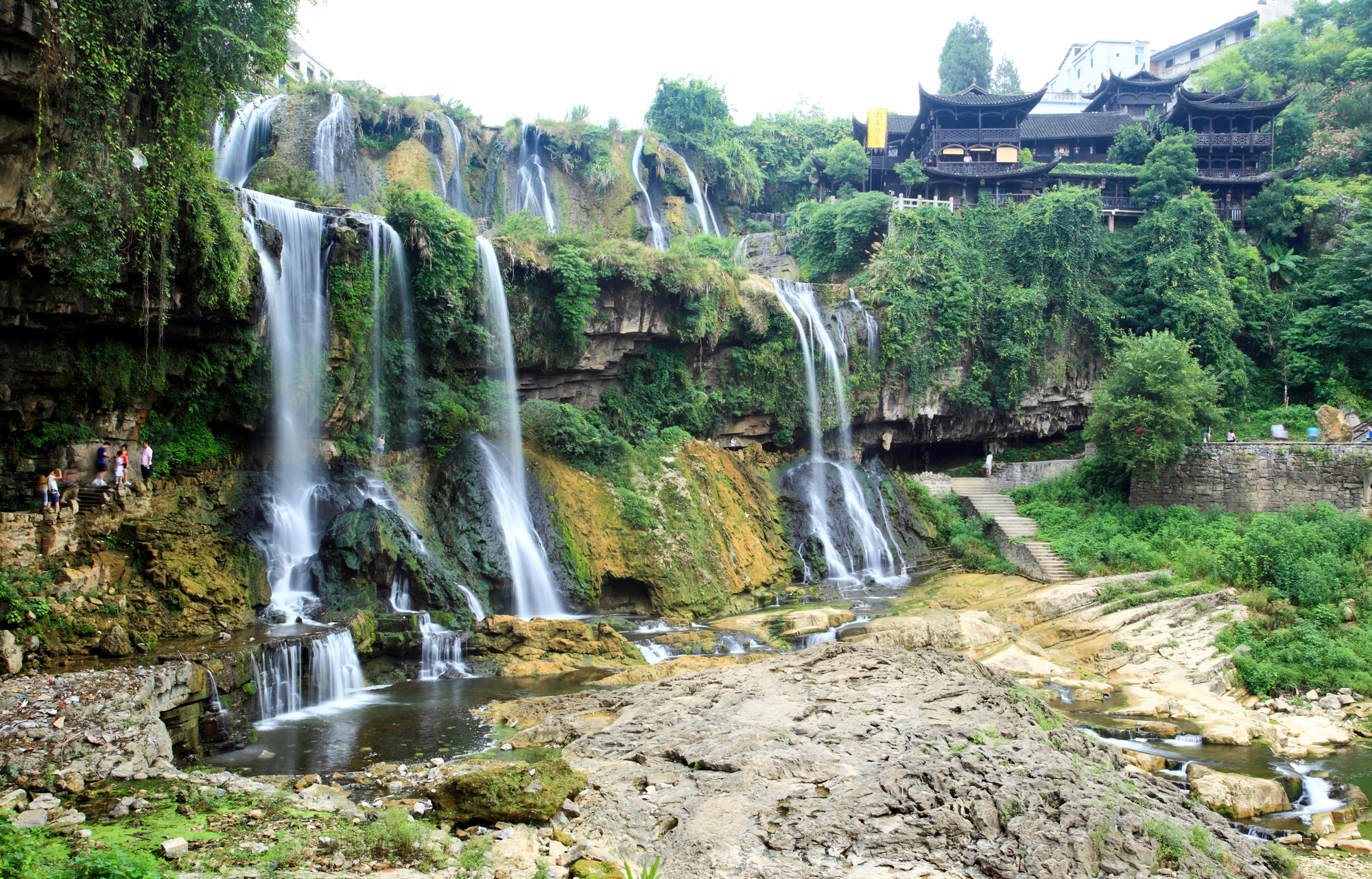 furong zhen le bourg des hibiscus un fantastique village chinois avec une cascade 1 furong zhen le bourg des hibiscus un fantastique village chinois avec une cascade 1