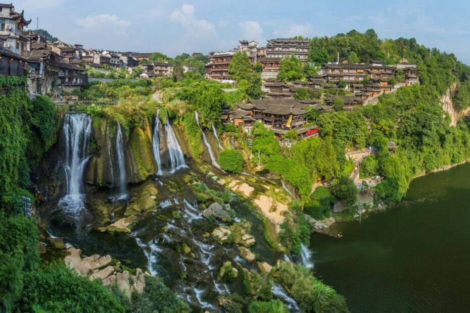 Furong Zhen, le bourg des hibiscus : un village chinois suspendu au-dessus d’une cascade furong zhen le bourg des hibiscus un fantastique village chinois avec une cascade 2 1 furong zhen le bourg des hibiscus un fantastique village chinois avec une cascade 2